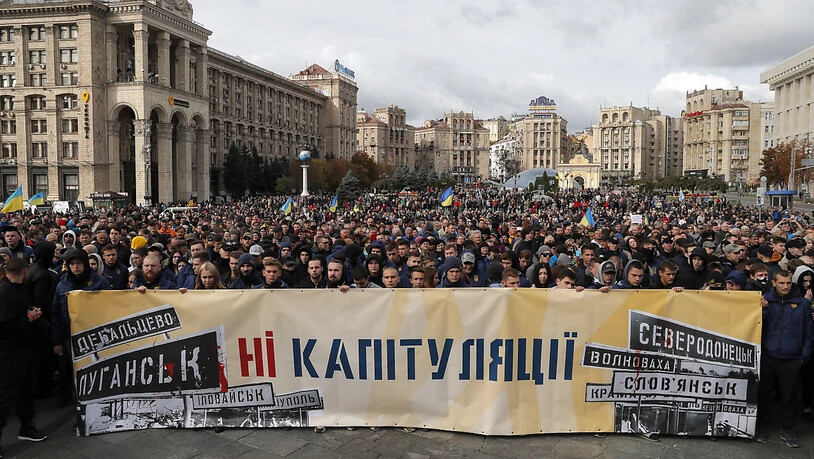 "Nein zur Kapitulation!" steht auf dem Transparent. Tausende Menschen haben am Sonntag in Kiew gegen gegen den Ostukraine-Plan der Regierung demonstriert.