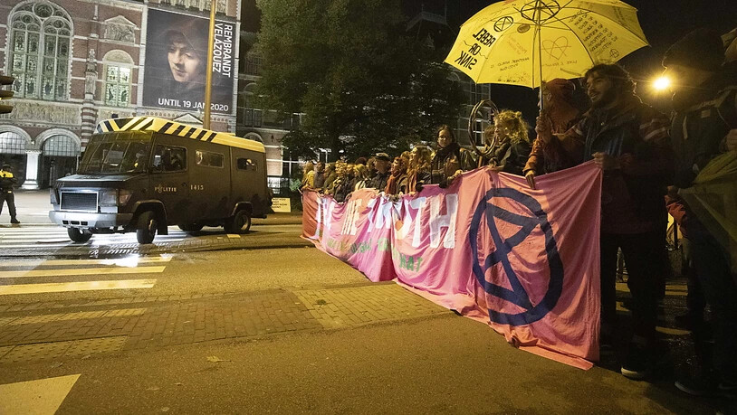 In Amsterdam liess die Polizei die Demonstranten erst gewähren, nahm später aber Dutzende Aktivisten vorläufig fest.
