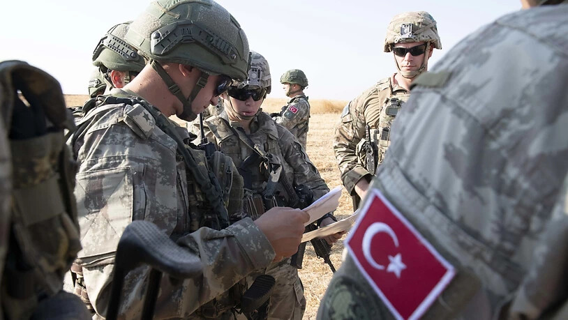 Freie Hand für Erdogan in Nordsyrien nach dem Abzug von US-Soldaten (links, in einer Besprechung mit türkischen Kollegen).