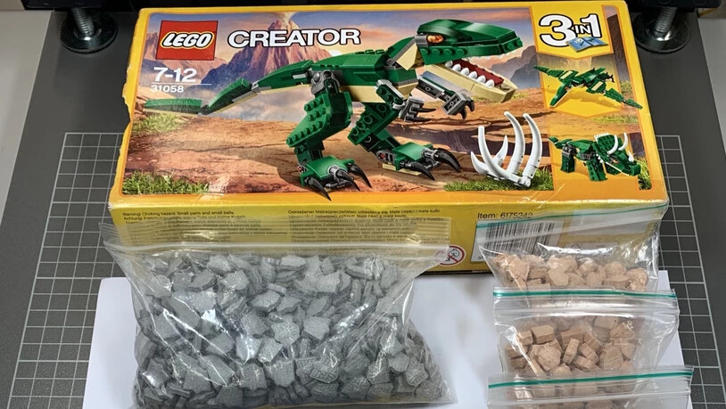 1006 Ecstasy-Pillen statt Lego-Dinosaurier: Die Eidgenössische Zollverwaltung hat im Postzentrum Mülligen (AG) ein Geschenkpäckchen mit überraschendem Inhalt entdeckt.