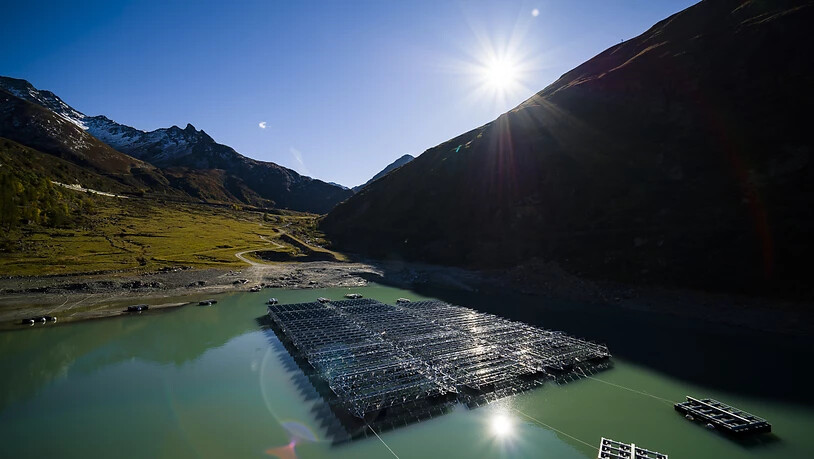 Auf dem Stausee Lac des Toules im Wallis werden 36 schwimmende Photovoltaik-Elemente zu einer Solarenergieanlage zusammengebaut. Diese Pilotanlage bedeckt eine Fläche von 2240 Quadratmetern und wird jährlich 800'000 Kilowattstunden Strom für 220…