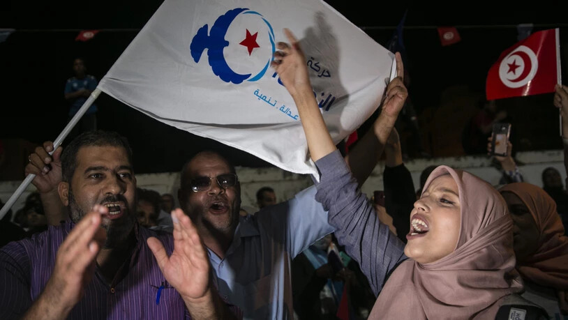 Anhänger der muslimischen Ennahdha-Partei feiern ihren Wahlerfolg. (Foto: Riadh Dridi/AP Keystone)