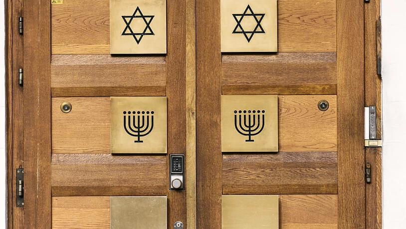 Der Eingang einer Synagoge in Zürich. Der Bund beteiligt sich künftig an den Sicherheitskosten für Minderheiten, die besonders gefährdet sind, Ziel von Anschlägen zu werden. (Themenbild)