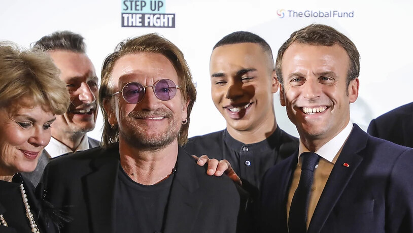 Der französische Präsident Macron (rechts) mit dem irischen U2-Sänger Bono (2. von links) in Lyon.