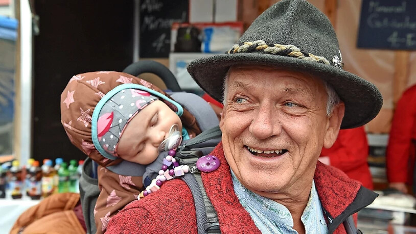 Für Gross und Klein: Auf Opas Rücken lässt es sich wunderbar schlafend durch die Marktstände schlendern.