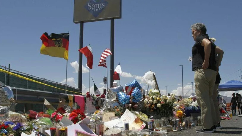 Blumen und Briefe für die Opfer des Anschlags in El Paso - der mutmassliche Schütze erklärte sich vor Gericht für unschuldig. (Archivbild)