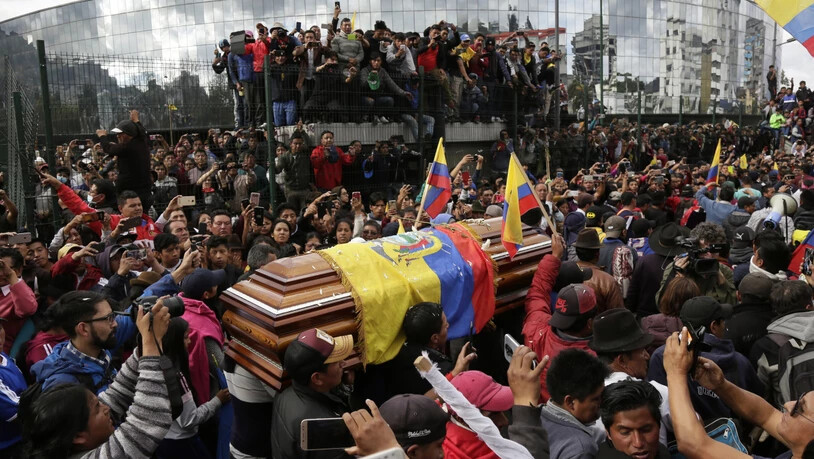 Demonstranten trauern um die indigene Persönlichkeit  Inocencio Tucumbi, der bei Demonstrationen gegen die Streichung von Treibstoffsubventionen ums Leben kam. Die Demonstranten zwangen festgehaltene Polizisten den Sarg zu tragen.  (Foto: Dolores Ochoa…