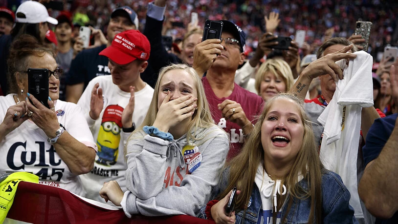 Trump-Anhänger feiern ihren Präsidenten wie einen Rockstar. (Foto: Evan Vucci/AP Keystone)
