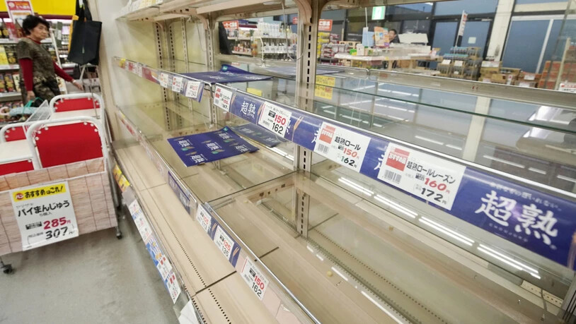 Leere Gestelle in einem Supermarkt in der Nähe von Tokio nach der Warnung vor dem ungewöhnlich starken Taifun "Hagibis".