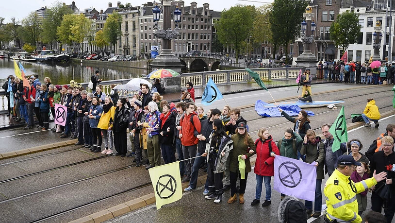 Aktivisten der Umweltbewegung Extinction Rebellion haben am Samstag in Amsterdam eine Brücke blockiert.