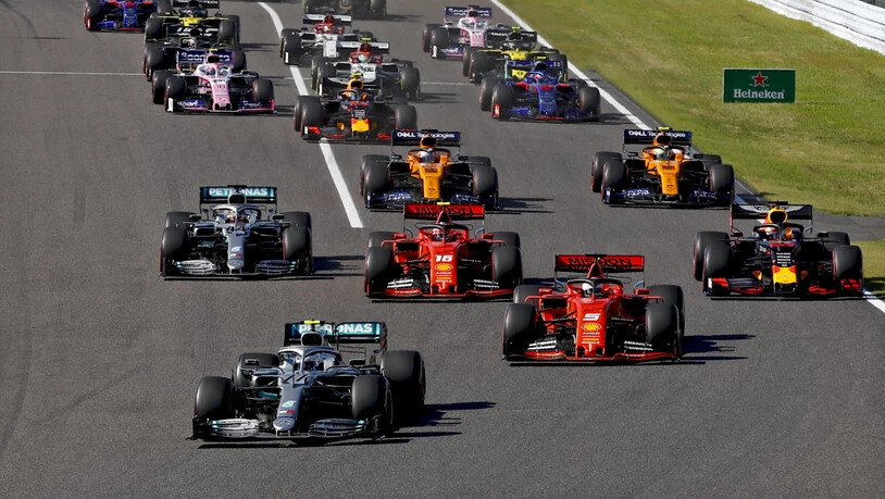 Die entscheidende Szene beim Start: Valtteri Bottas (vorne) überholt Sebastian Vettel und Charles Leclerc in den Ferrari und biegt als Führender in die erste Kurve ein