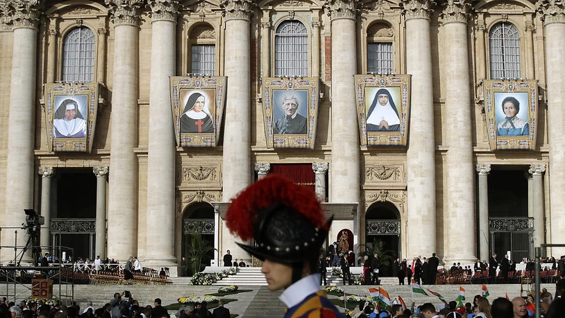 Porträts der fünf Menschen, die am Sonntag heilig gesprochen werden, an der Fassade des Petersdoms. Ganz rechts ist Marguerite Bays zu sehen.