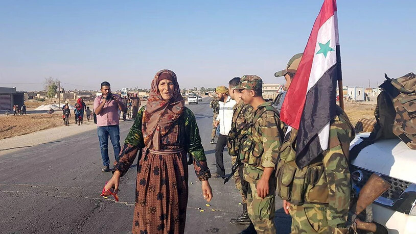 Syrische Regierungssoldaten sind am Montag auch in der Stadt Tall Tamar nordwestlich von Al-Hassaka angekommen.