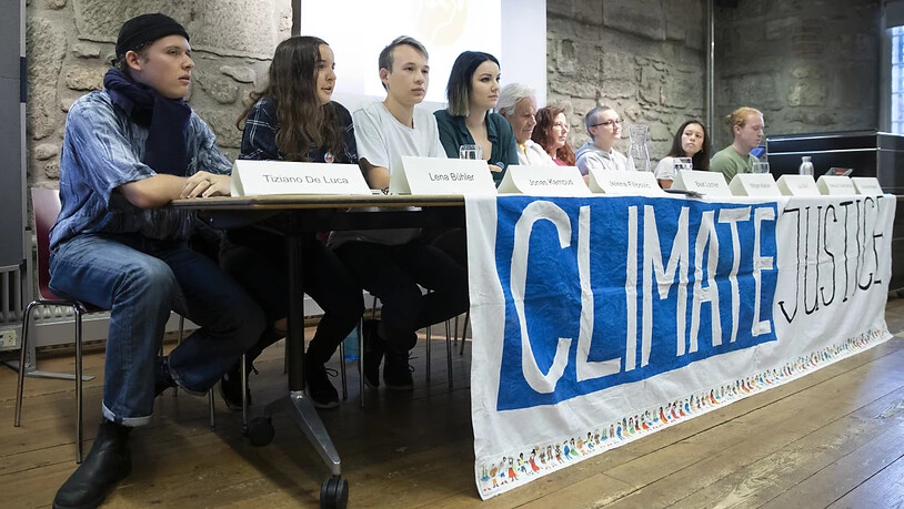 Tiziano De Luca, Lena Bühler, Jonas Kampus, Jelena Filipovic und weitere Mitglieder der Arbeitsgruppe "Strike for Future" (von links) informierten an einer Medienkonferenz über den für Mai 2020 geplanten nationalen Klimastreik.
