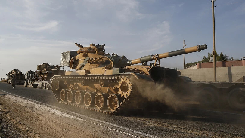Vormarsch - oder eher Flucht? Im Bild: Türkische Panzer in Nordsyrien. Eine wichtige Stadt scheint die türkische Armee trotz vollmundiger Ankündigungen von Präsident Erdogan wieder an die Kurden verloren zu haben.