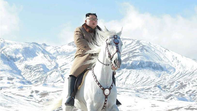 Nordkoreas Machthaber Kim Jong Un reitet propagandawirksam auf dem Rücken eines weissen Pferds auf dem Berg Paektu, dem höchsten Gipfel des Landes.