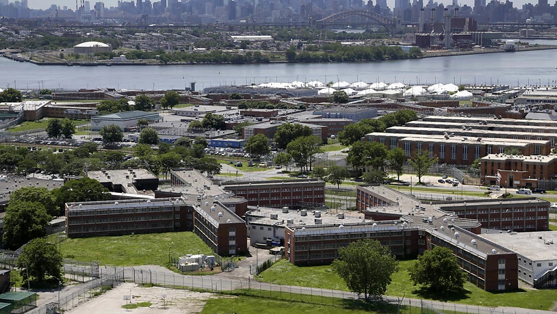 Die New Yorker Gefängnisinsel Rikers Island vor der Skyline von Manhattan. (Archiv)