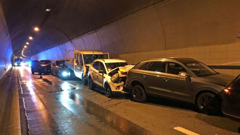 Bei einer Massenkarambolage im Tunnel Eich der A2 sind elf Fahrzeuge beschädigt worden.