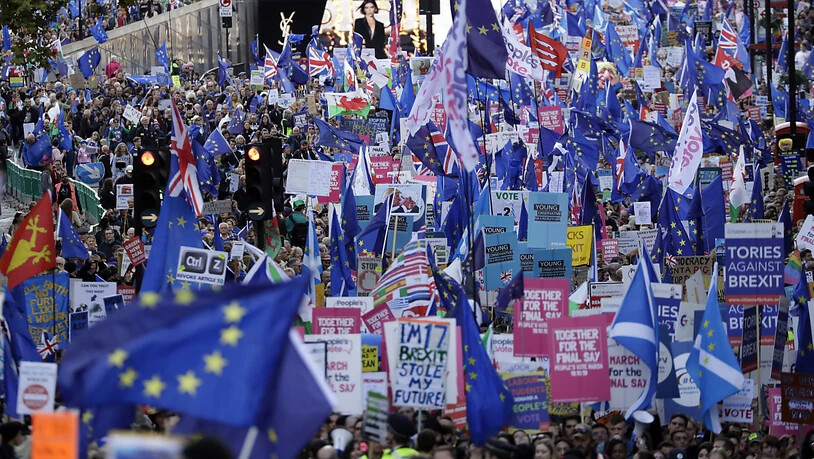 Zehntausende Menschen demonstrieren in London in einem Meer aus blauen EU-Flaggen für ein zweites Brexit-Referendum