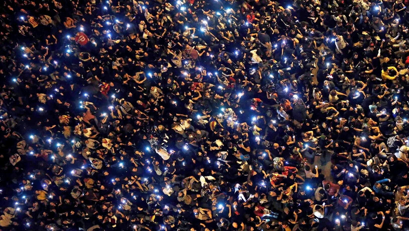 Grössere Ausschreitungen wie am Vortag blieben aus: In Barcelona demonstrieren am Samstagabend erneut gegen 6000 Personen gegen die Haftstrafen für neun Führer der Unabhängigkeitsbewegung.