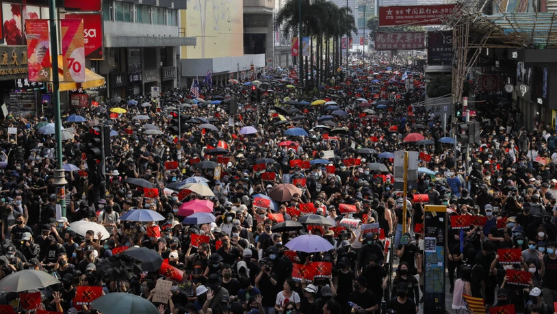 In Hongkong haben wieder Zehntausende Menschen gegen die Regierung protestiert. In einem angen Marsch zogen sie friedlich durch den Stadtteil Kowloon.