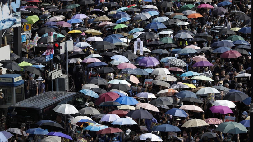 Trotz eines Polizeiverbots haben in Hongkong wieder Zehntausende Menschen gegen die Regierung protestiert.