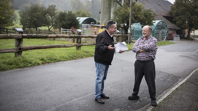 Ruedi Reber (rechts) diskutiert mit Gemeindepräsident Jürg Truog, nachdem er als letzter Wähler von Clavaleyres seine Stimme abgegeben hat.