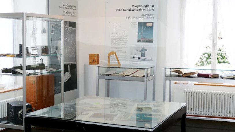 Im Ortsmuseum Mollis werden diverse persönliche Gegenstände von Fritz Zwicky ausgestellt und ihre Geschichte erklärt.