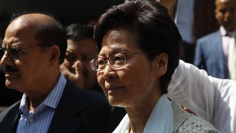 China wendet sich offenbar von Hongkongs Statthalterin Carrie Lam ab.
