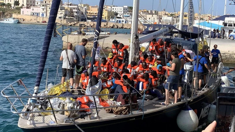Flüchtlingsschiff im Hafen der italienischen Insel Lampedusa: Die Regierung will die Zahl der Plätze im Hotspot der Insel bis im nächsten Frühling auf rund 440 erhöhen. (Archivbild)