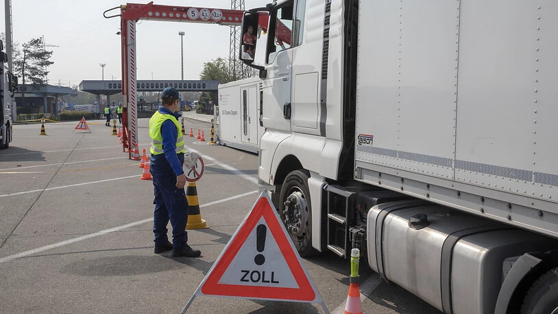 Ein Schweizer Transportunternehmen hat gegen das Kabotageverbot verstossen, indem es 47 ausländische Firmen mit unverzollten Fahrzeugen mit Transporten im Inland beauftragte. (Themenbild)
