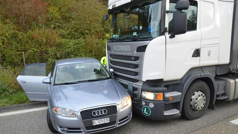 Ein Lastwagen erfasste auf der A2 bei Itingen einen Personenwagen und schob ihn mehrere hundert Meter vor sich her.