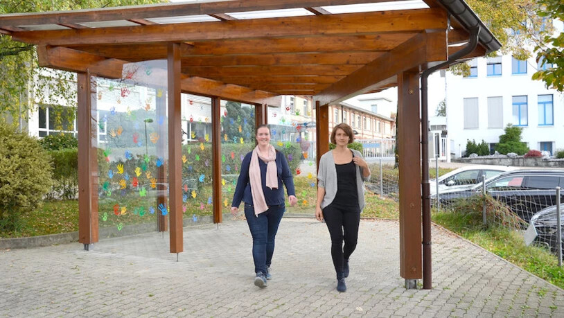 Wehren sich: Andrea Halter und Mirjam Züger-Hinder fordern mit Dutzenden weiteren Einsprechern einen Marschhalt für die 5G-Antenne auf dem Gebäude der Baumann Federn AG (im Hintergrund). 
