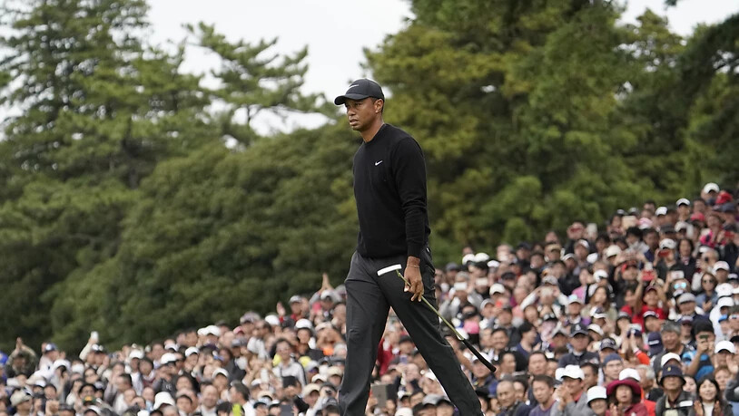 Auch im fernen Japan schart Tiger Woods Tausende von Fans um sich