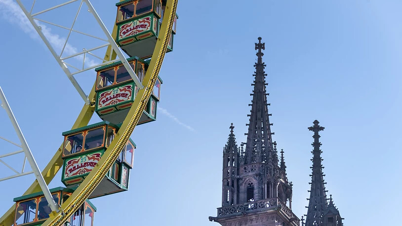 Das Riesenrad auf dem Münsterplatz dreht seine Runden zum Start der 549. Herbstmesse in Basel.
