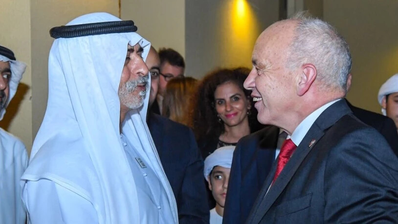 Händeschütteln und freundlich lächeln: Bundespräsident Ueli Maurer am Empfang in der Schweizer Botschaft in Abu Dhabi.
