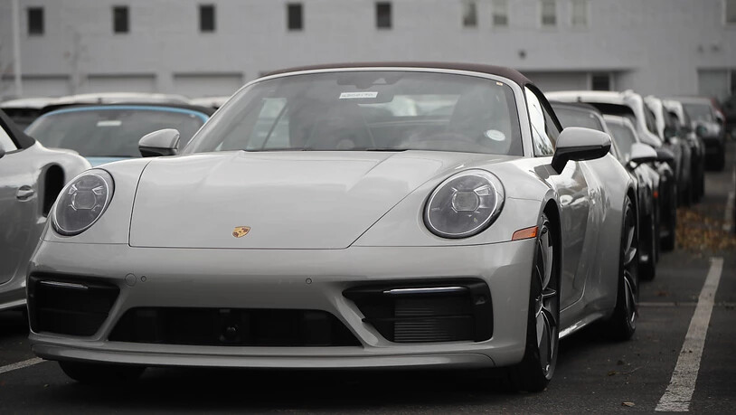 Gibt es neu auch online: ein Porsche 911 Carrera (Archivbild).
