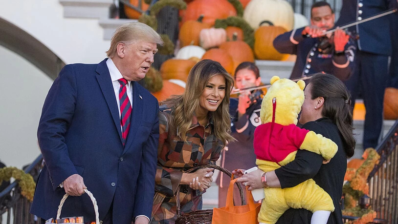 Die Trumps verteilen Süssigkeiten zu Halloween.