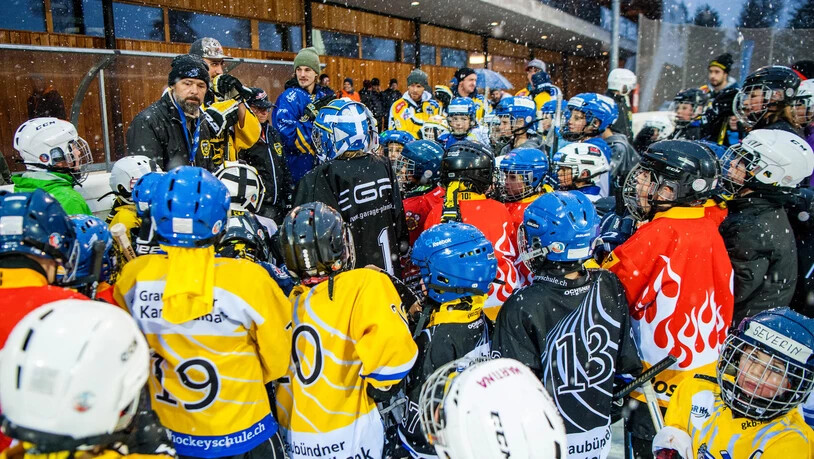Der Swiss Ice Hockey Day findet grossen Anklang – hier 2017 in Samedan.