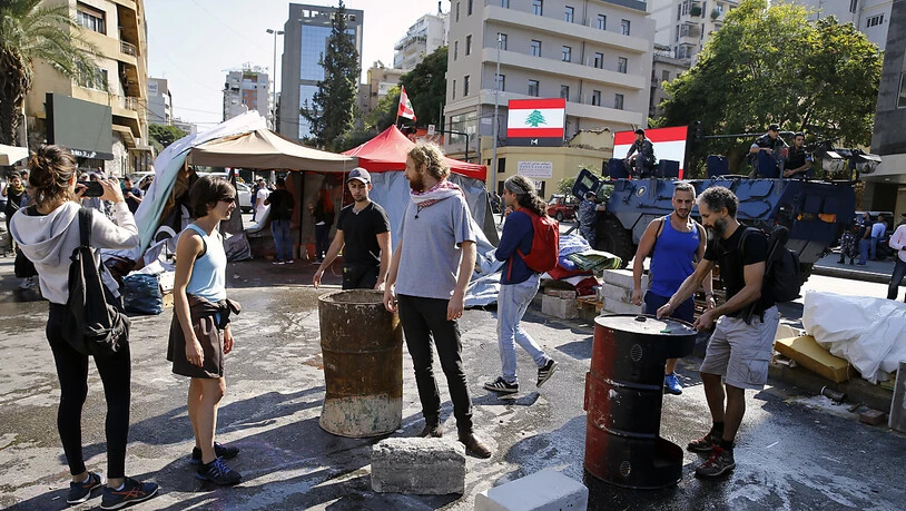 Demonstranten im Libanon haben am Mittwoch mit dem Abbau von Barrikaden begonnen. In Beirut gaben sie zentrale Strassen wieder frei.