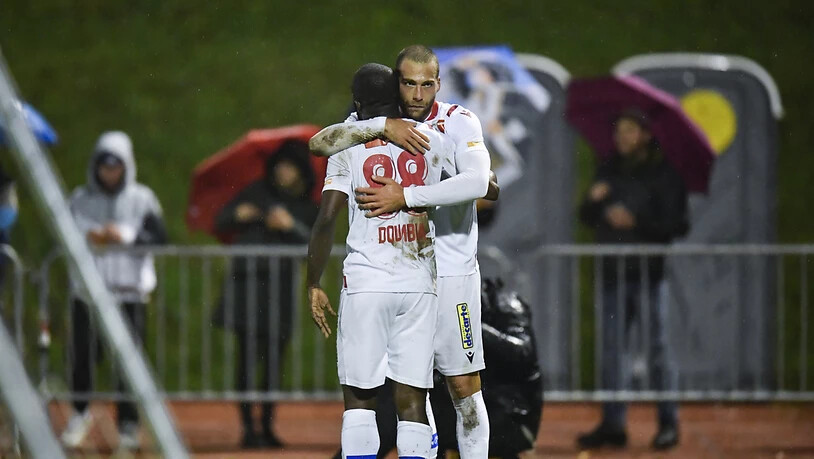Pajtim Kasami und Seydou Doumbia freuen sich über den Sieg beim FC Linth