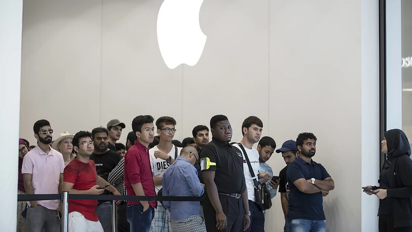 Kunden stehen Schlange vor einem Apple-Geschäft in Dubai bei der Lancierung des neuen iPhone-Modells 11. (Archivbild)