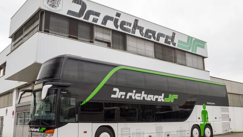 Busse des österreichischen Anbieters Dr. Richard stehen bereit. Das Unternehmen will innerschweizerische Busverbindungen im Fernverkehr anbieten. Die Gewerkschaft des Verkehrspersonals fordert den Bund aber auf, auf das Ausstellen einer entsprechenden…