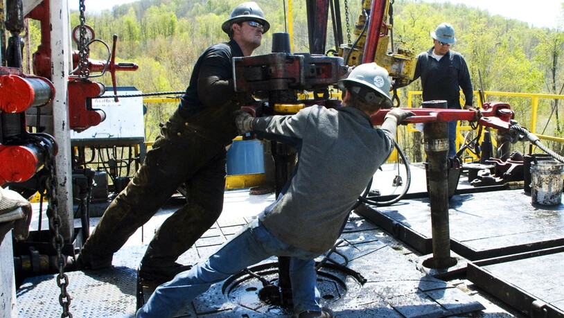Arbeiter an einem Bohrloch bei einer Erdgas-Quelle in der Nähe von Burlington im US-Bundesstaat Pennsylvania. (Archivbild)