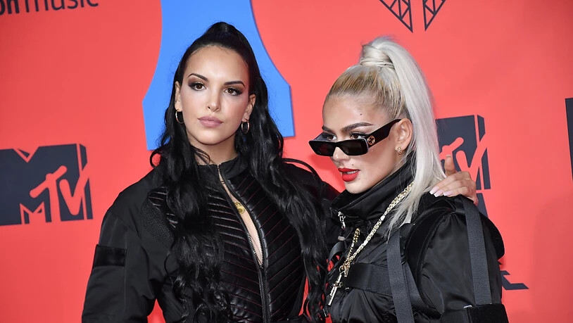 Die Schweizer Rapperin Loredana (rechts) bei den MTV European Music Awards 2019 in Sevilla zusammen mit der deutschen Musikerin Juju.