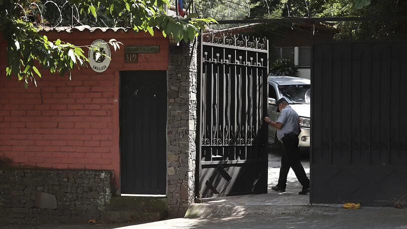 Ein Wachmann öffnet das Tor zur venezolanischen Botschaft in El Salvadors Hauptstadt San Salvador.