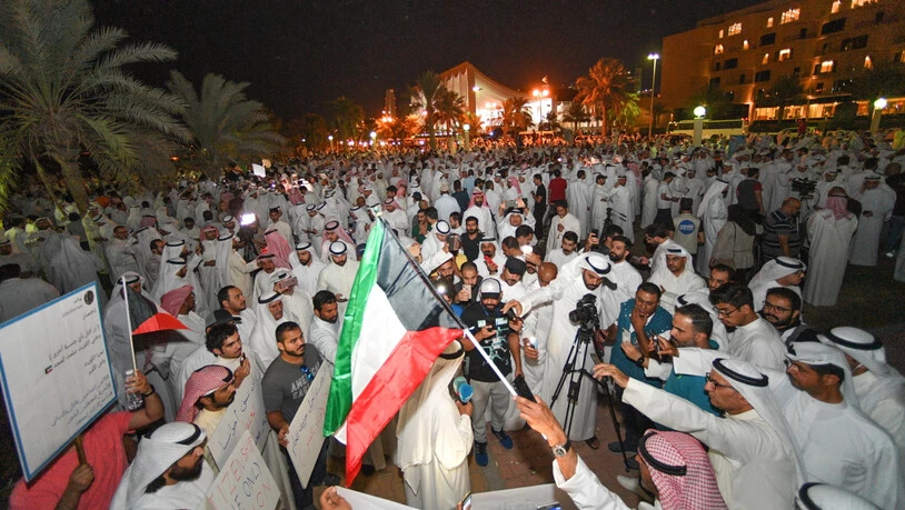 In Kuwait protestieren am Mittwochabend zahlreiche Menschen gegen Korruption.