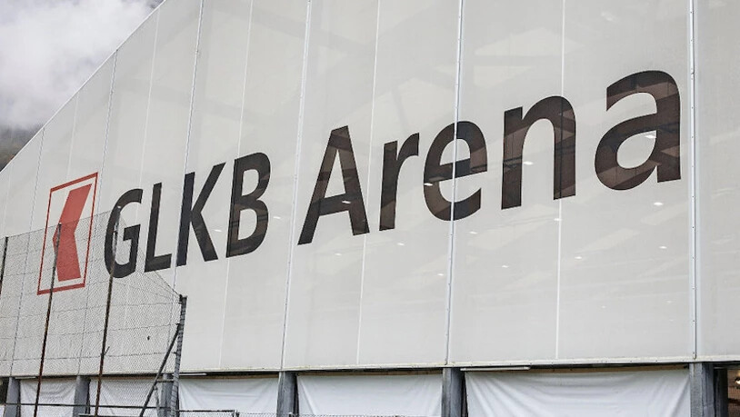 Dank dem Sponsoring der Kantonalbank bei der Überdachung des Eisfeldes prangt ihr Logo nun auf der Fassade der Sportanlage Buchholz.
