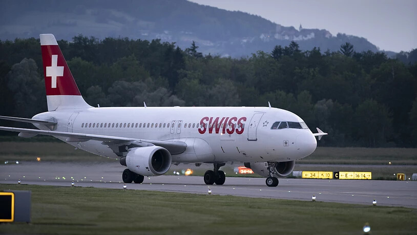 Die Fluggesellschaft Swiss hat in den ersten neun Monaten höhere Treibstoffkosten und den Preiskampf zu spüren bekommen. Der Betriebsgewinn (EBIT) sank um 11 Prozent auf 490 Millionen Franken. (Archiv)