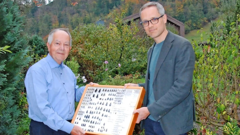 Mit einem lachenden und einem weinenden Auge übergibt Fridolin Weber (links) seine umfassende Insekten-Sammlung dem Sammlungsleiter der Entomologischen Sammlung der ETH, Michael Greeff.
